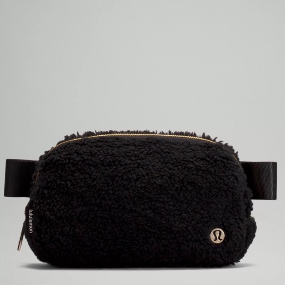 NWT - Lululemon black Sherpa belt bag